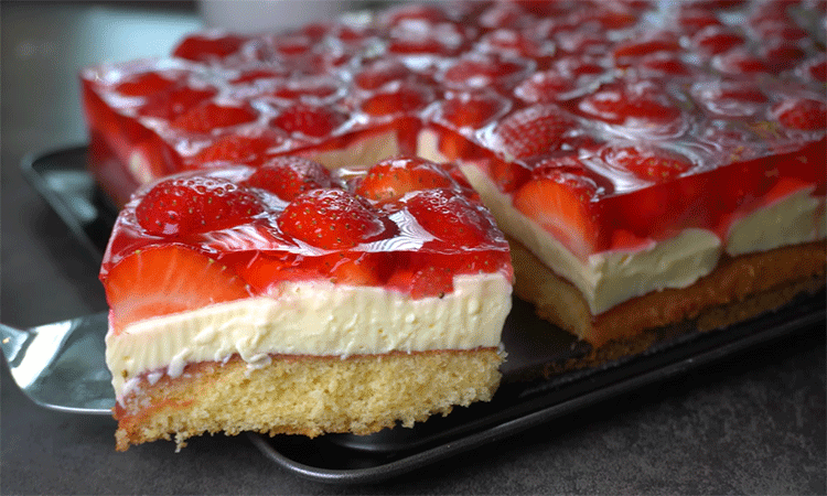 Bucurați-vă de gustul proaspăt și cremos al unei prăjituri cu capsuni, perfectă pentru a vă încânta simțurile în orice moment al zilei!