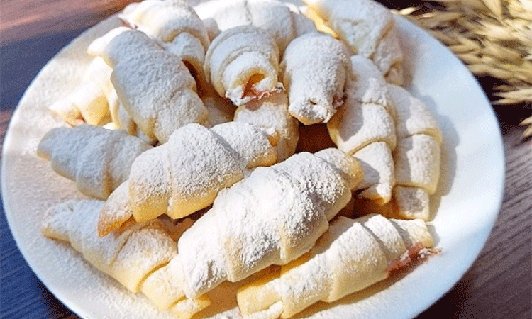 Rețetă Rapidă: Cornulețe Pufoase cu Drojdie – Fără Unt sau Untură, Se Topesc în Gură