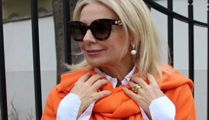 8 Culori de Evitat pentru Femeile Peste 40 de Ani: Găsește Nuantele Care Te Avantajează