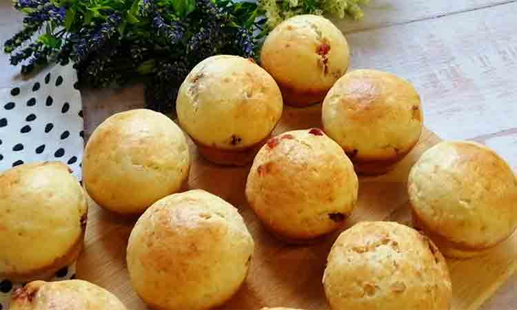 Brioșe cu Brânză de Vaci și Fructe Confiate – Gustări Rapide și Delicioase