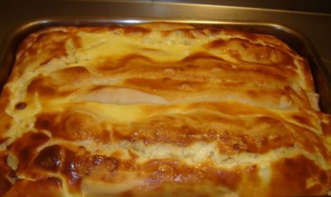 Bucură-te de o plăcintă dobrogeană savuroasă și consistentă, perfectă pentru desert sau gustare alături de o salată proaspătă!