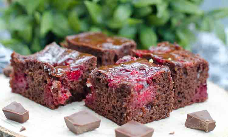 Bucurați-vă de Gustul Aromat al Negresei cu Fructe, O Delicatețe Însiropată și Ușor de Pregătit