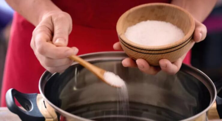 Câtă sare se pune de fapt în ciorbă. Multe gospodine fac aceasta greșeală fără să stie