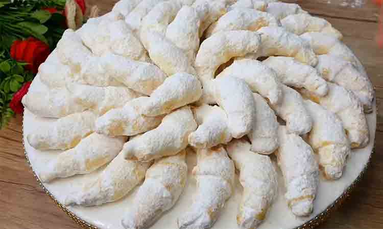 Cornulete delicioase în formă de semilună – Rețetă traditională și apreciată de toți