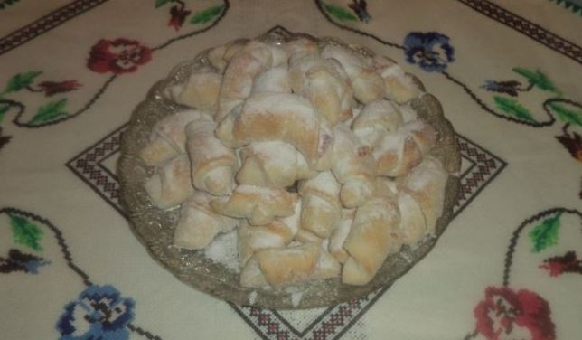 Cornulețele de post, umplute cu rahat și pudrate cu rahat. Reteta bunicii