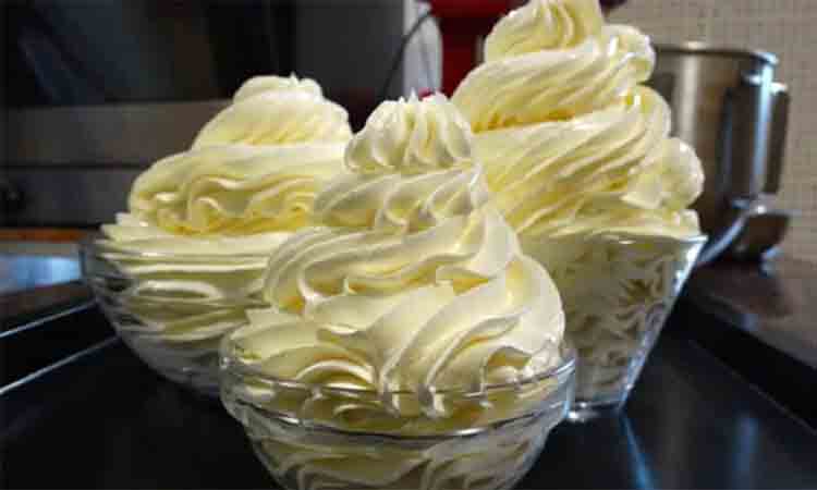 Crema de unt și albușuri : Rețetă rapidă și stabilă, perfectă pentru decor