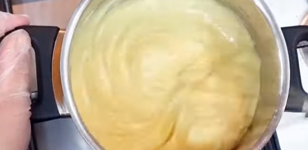 Cum facem Cea Mai Delicioasă Cremă de Vanilie pentru Torturi și Prăjituri