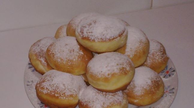 Dacă ai poftă de un desert dulce și pufos, rețeta simplă de gogoși a mamei mele este alegerea perfectă.