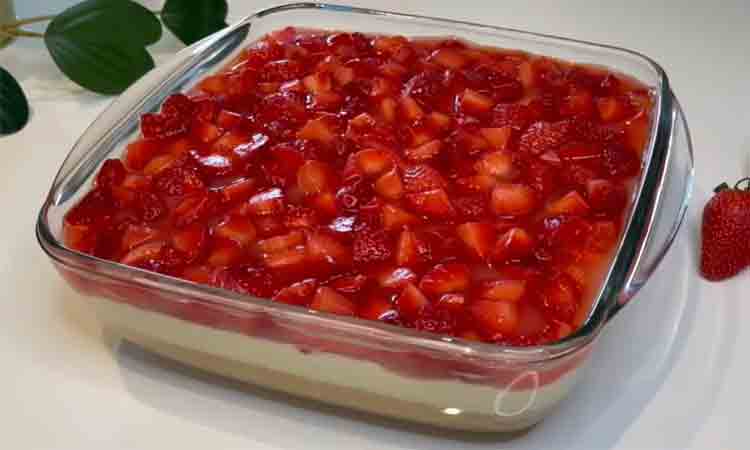 De Sezon: Prăjitură cu Căpșuni – Blat Însiroat cu Lapte, Cremă de Vanilie și Multe Căpșuni