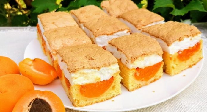 De Sezon: Rețetă Prăjitură la Tavă cu Caise și Bezea – Desert de Casă Moale și Pufos