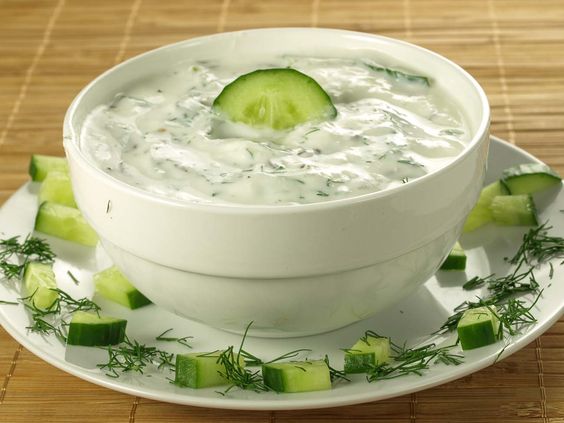 De Sezon: Sos de Iaurt cu Castraveți, Usturoi si Mărar: Rețetă Simplă și Răcoritoare