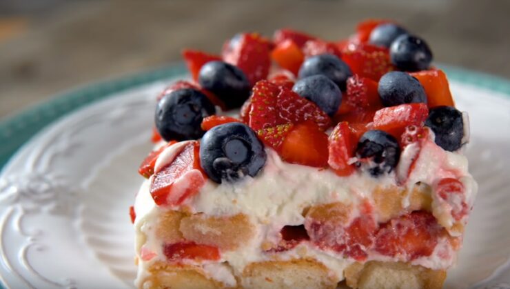 De Sezon:Tiramisu cu Căpșuni – Deliciu Fără Coacere și Fără Ouă