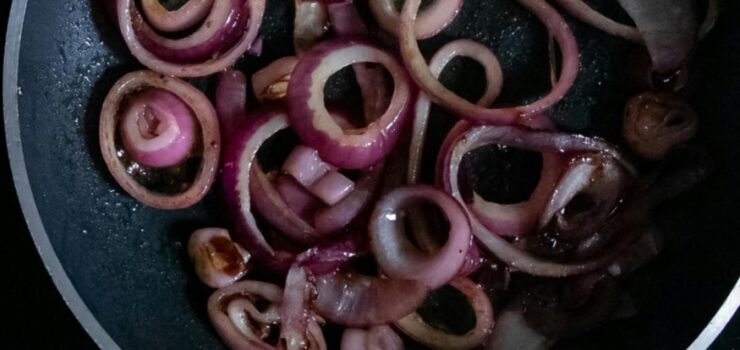 De ce să Adaugi Bicarbonat de Sodiu când Prăjești Ceapă – Truc din Bucătăriile Profesionale