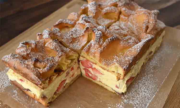 Descoperă Eclerul cu cremă de vanilie și căpșuni – o delicatesă absolut divină, perfectă pentru a încânta toti invitatii