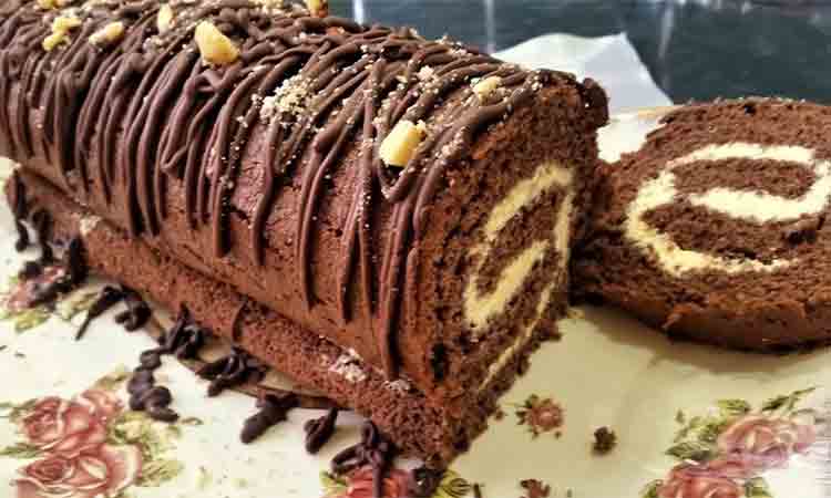 Descoperă cum poți pregăti o ruladă ușoară și delicioasă, umplută cu ciocolată și cremă de lapte condensat, în doar câțiva pași simpli.