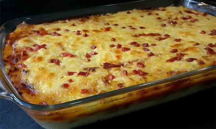 Descoperă cum poți prepara o plăcintă savuroasă cu cartofi și carne tocată, gata într-un timp record