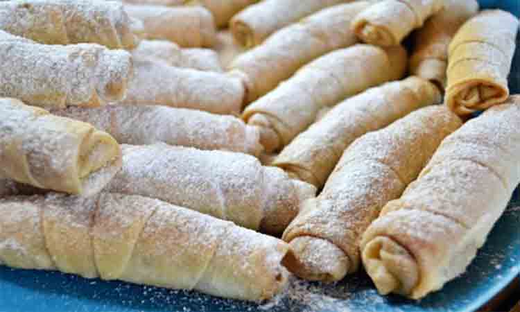 Descoperă cum să prepari cornulețe fragede și aromate, umplute cu nucă și acoperite cu un strat subțire de zahăr pudră