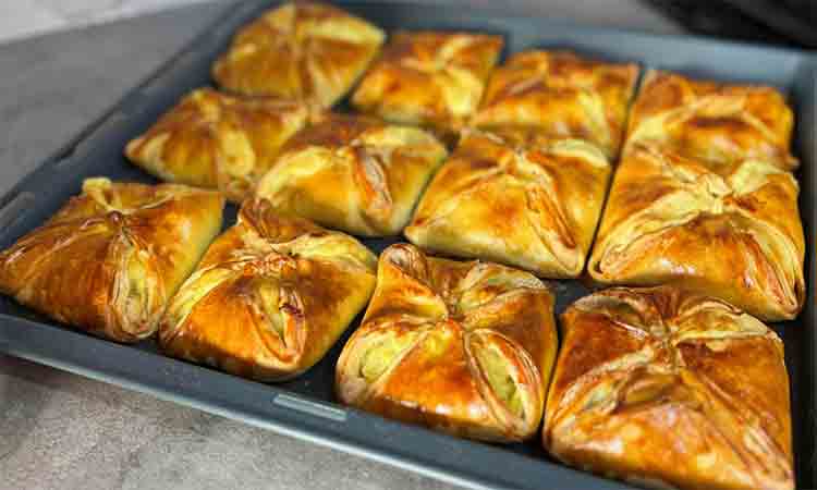 Descoperă rețeta pentru plăcintele cu cartofi, atât de gustoase încât dispar imediat de pe masă!