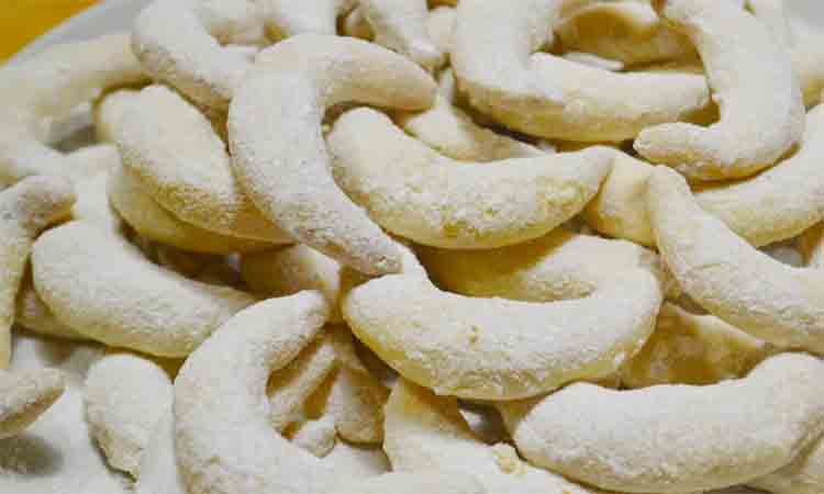 Experimentează gustul delicios al fursecurilor cu migdale în formă de semilună, un desert aromat și potrivit in orice moment al zilei!