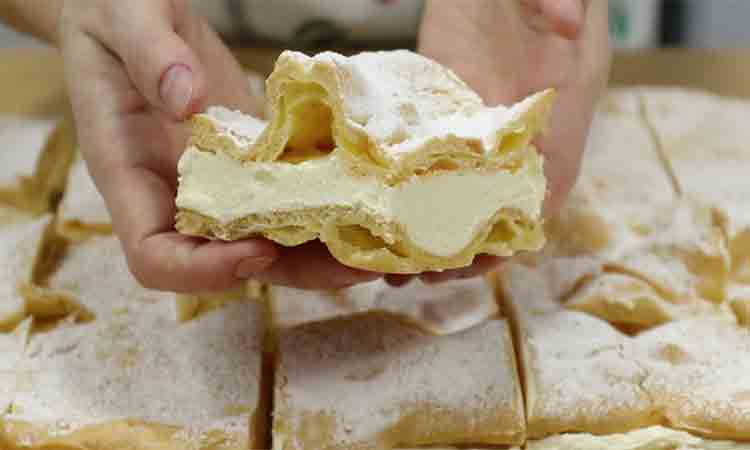 Experimentează senzația delicioasă a prăjiturii Ecler la tava, un desert cu gust de înghețată ce te va încânta cu siguranta