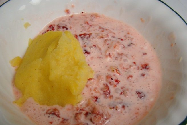 În zona noastră, mămăliguța cu căpșuni și smântână este un adevărat deliciu tradițional, mai ales când apar căpșunile proaspete