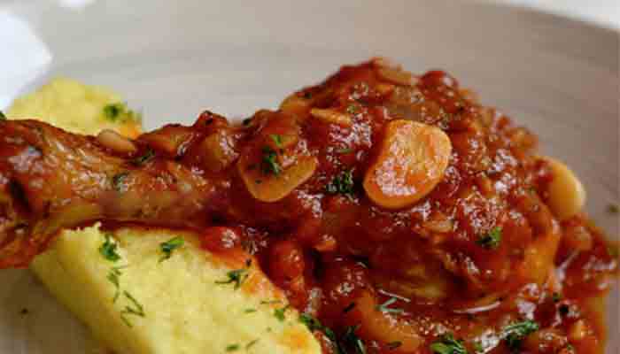 Învățați să pregătiți ostropel de pui, o rețetă tradițională și iubită de români, perfectă alături de mămăliguță