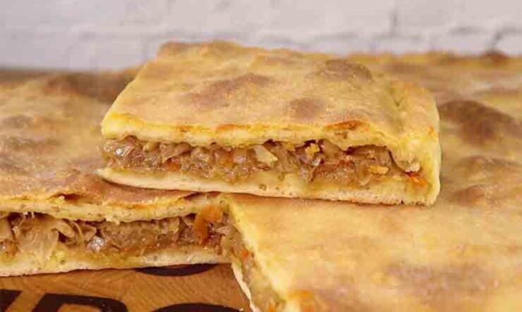 Placintă cu varză – Rețeta Simplă și Aromată- Aluatul universal poate fi umplut cu orice vă place