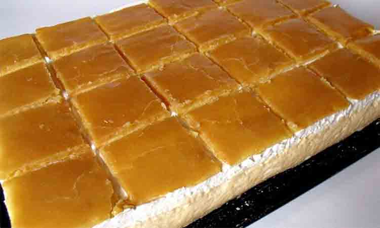 Prajitura cu Blat din Aluat Foietaj, Crema de Vanilie și Frișcă, și Glazură de Caramel: O Delicatesă Culinara ce Merită Încercată