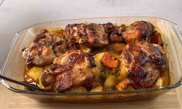 Pulpe de Pui cu Legume la Cuptor – Rețetă Gustoasă și Aromată