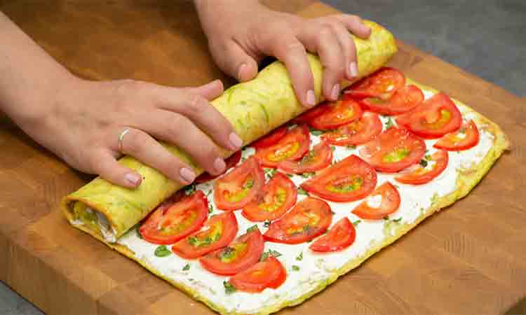 Rețetă Ruladă Dovlecel cu Umplutură de Brânză și Roșii