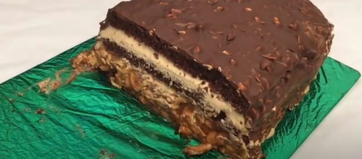 Rețeta Tortului “Snickers” – Deliciu de Ciocolată și Caramel cu Arahide!