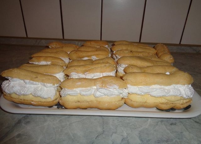 Rețetă Tradițională de Eclere cu Cremă de Vanilie și Frișcă din Caietul Mamei