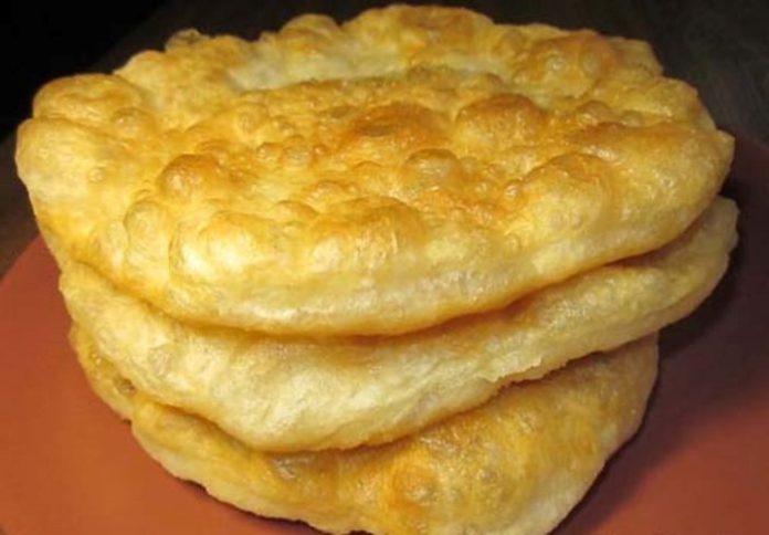 Rețetă Ușoară pentru Langoși Pufosi cu Smântână și Telemea Sărată