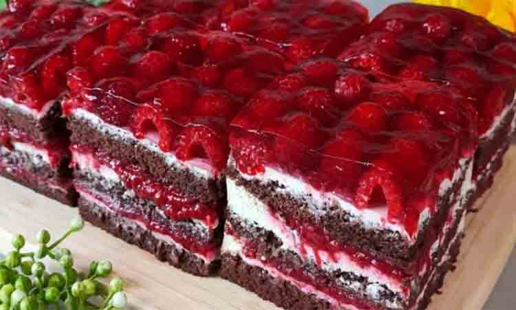 Reteta Zilei: Prajitura cu Crema de Brânză, Frișcă și Zmeură – O Delicatesă Aromată și Gustoasă