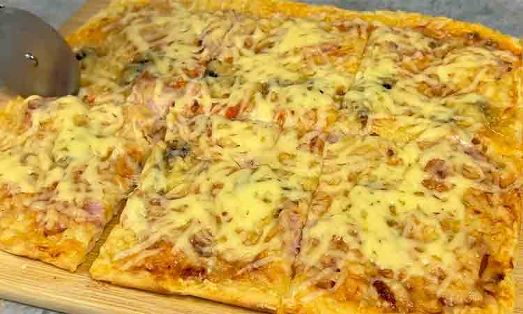 Reteta de Pizza Simplă și Delicioasă – Gata în 15 Minute la Cuptor
