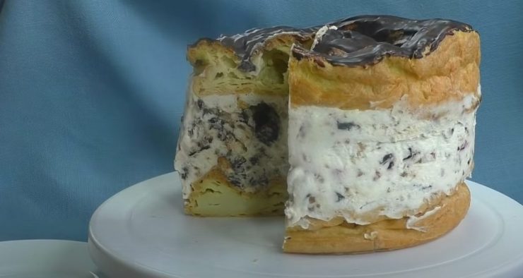 Tort Incredibil cu Cremă Pufoasă – Un Deliciu în Farfurie!