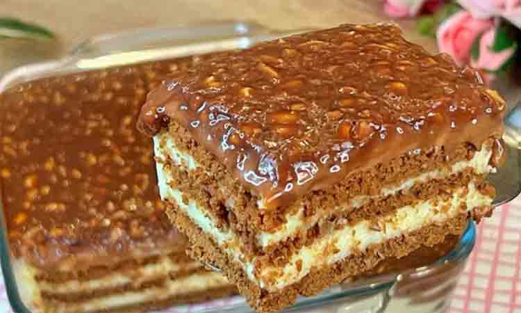 Tort fără coacere cu bază din biscuiți și cremă de ciocolată