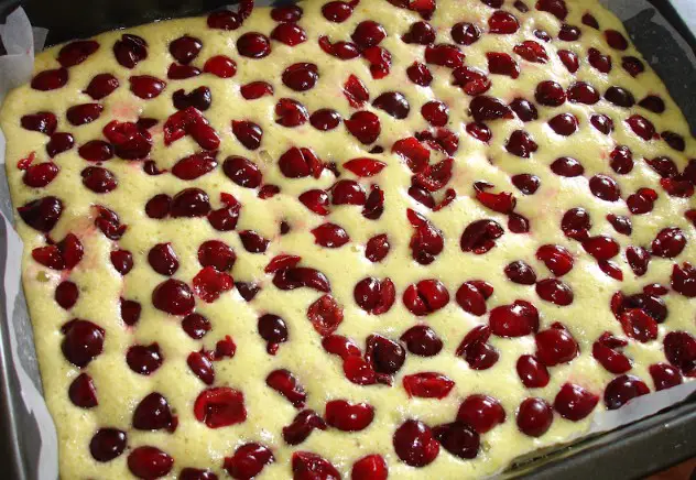 7 oua, 7 linguri de zahar, 7 linguri de faina – Rețetă Pandispan Pufos cu Fructe din 7 Ouă