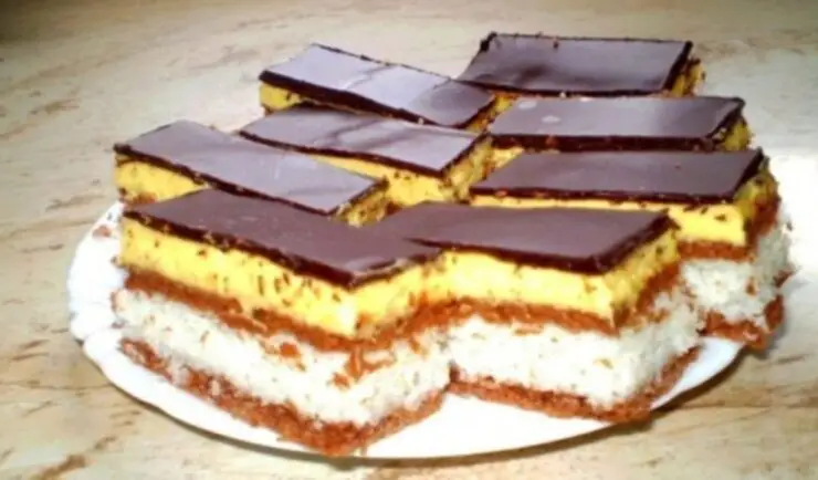 Această prăjitură “Bounty” este ușor de realizat și încântă prin gustul său fin și rafinat