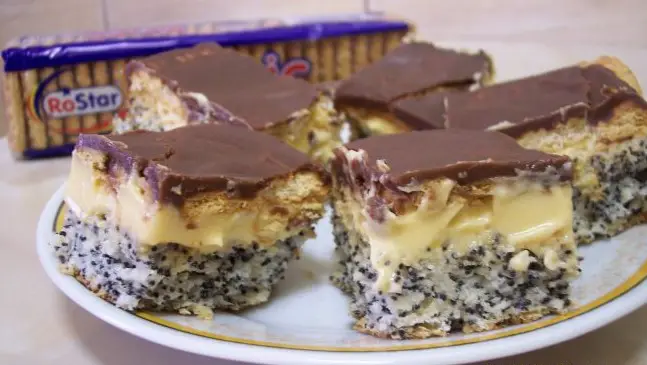 Această prăjitură cu mac este delicioasă și perfectă pentru a fi împărțită cu colegii de birou.