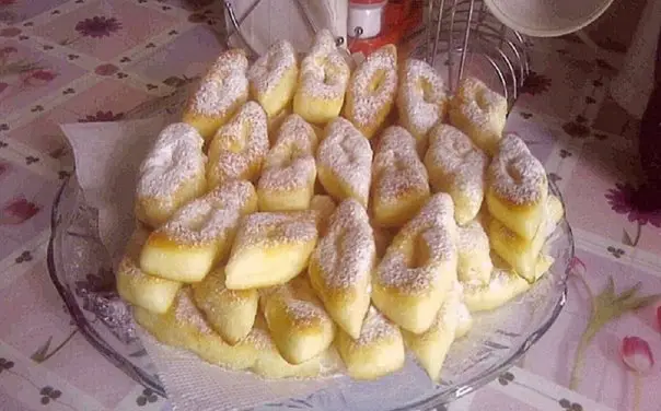 Aceste minciunele pufoase sunt perfecte pentru momentele când ai poftă de ceva dulce. Se prepară rapid și se mănâncă la fel de repede!