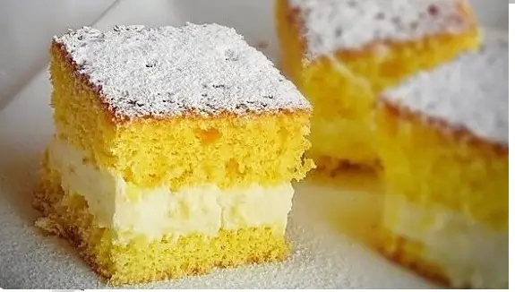 Bucură-te de un desert delicios făcut în casă cu rețeta noastră simplă și rapidă de prăjitură cu cremă de vanilie!