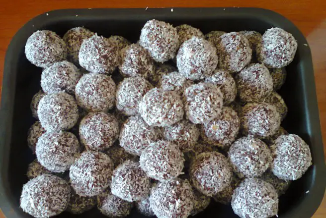 Bulgărași din ciocolată si biscuiti tăvăliti prin nucă de cocos – Rețeta ideală pentru un desert rapid și delicios
