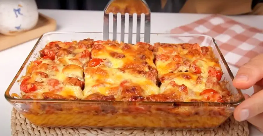 Cartofi cu carne, cascaval si sos de rosii la cuptor – Reteta savuroasa pentru o masa rapida