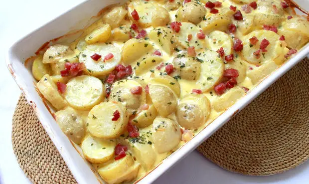 Cartofi la Cuptor cu Sos Carbonara: Rețeta Clasică cu un Twist Modern