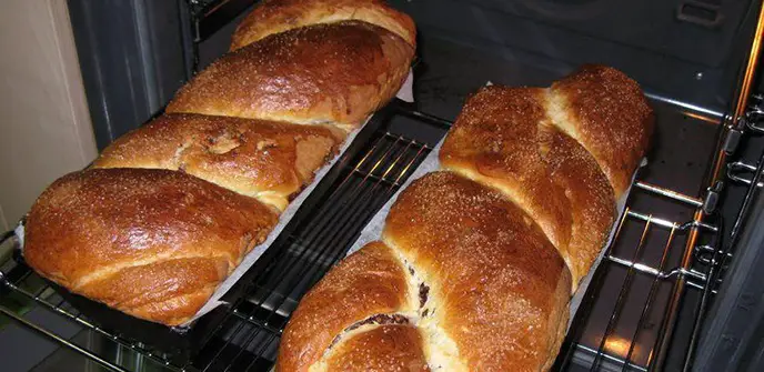 Cat timp coacem cozonacul ca să nu se arda si ce temperatura să folosim la cuptor