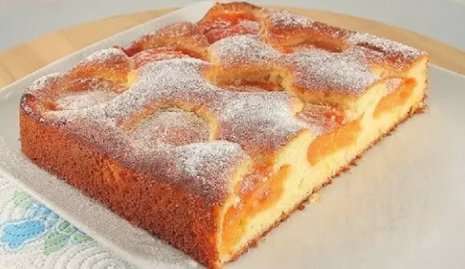 Cea mai Rapidă și Pufoasă Rețetă de Chec cu Caise – Gata în Câteva Minute!