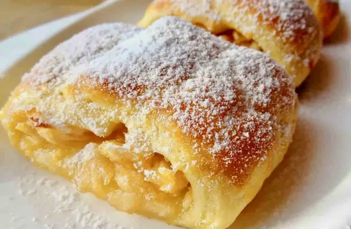 Cele Mai Fragede si Moi Rulouri cu Mere: Rețetă Rapidă și Delicioasă