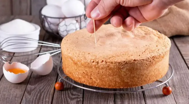 Cum să faci corect testul cu scobitoarea pentru checuri și torturi: Află dacă blatul este copt