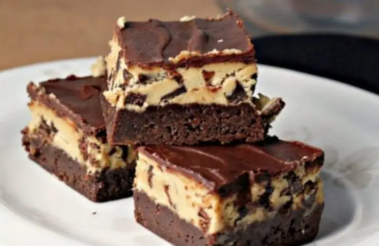 Dacă dorești să îți satisfaci rapid pofta de o prăjitură cu ciocolată cremoasă, și să adaugi un strop de savoare cu fructe de sezon, atunci Ciocolatina este rețeta ideală pentru tine